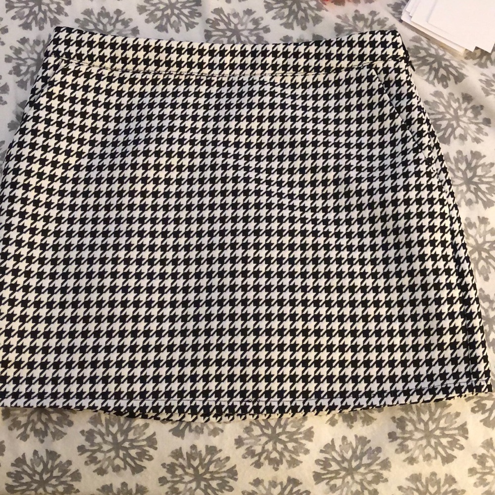 NEW!!! black and white skirt F21